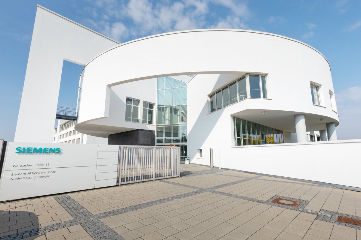 SiemensDE's tweet photo. Großes Jubiläum: Wir feiern 125 Jahre #Siemens in @stuttgart_stadt. Von der ersten elektrischen städtischen Beleuchtung bis zur neuesten #Gebäudeautomation für den Flughafen – Beide sind eng miteinander verbunden! Die Highlights dazu finden Sie hier: https://t.co/fjhU7ihf6T https://t.co/jl89Owlj1p