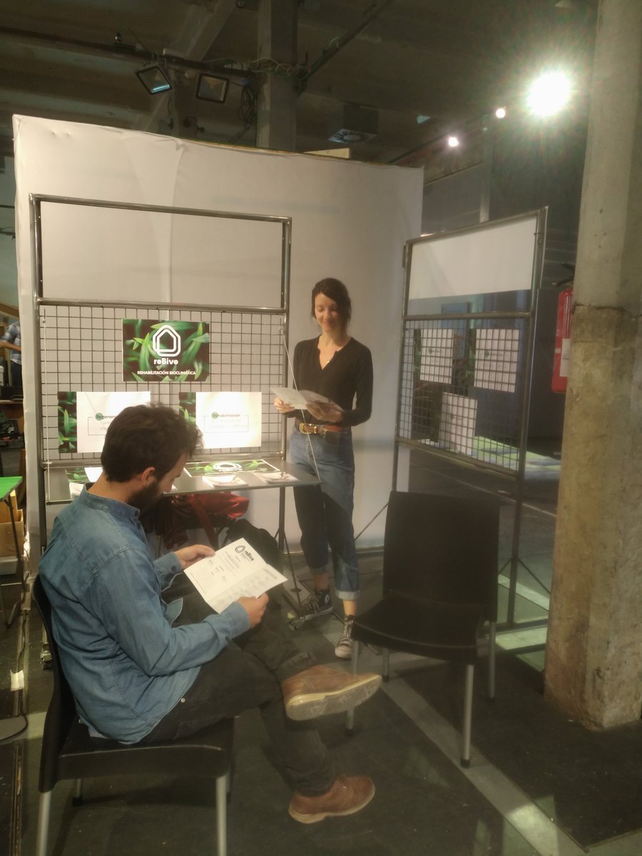Energy_Flow_C's tweet photo. Pablo y Paula de @URURU_arq @Microurbania @reBive_ en el primer stand que vais a encontrar en al llegar a la feria, el que compartimos 😊

#1MCE
#CasasEco
#MARESEnergía https://t.co/rhMqd3TH7g