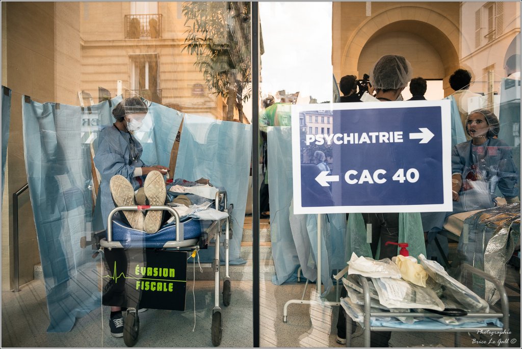 attac_fr's tweet photo. ✊🏽Soutien aux #urgencesengreve aujourd'hui !

🏥 Il y a déjà 1 an nous transformions un @Apple store en service d'#urgences pour alerter sur leur manque de moyens. Qu'a fait @agnesbuzyn depuis ? 

📣L'argent pour les services publics existe, il est dans les paradis fiscaux. https://t.co/NWWAS2ppw1