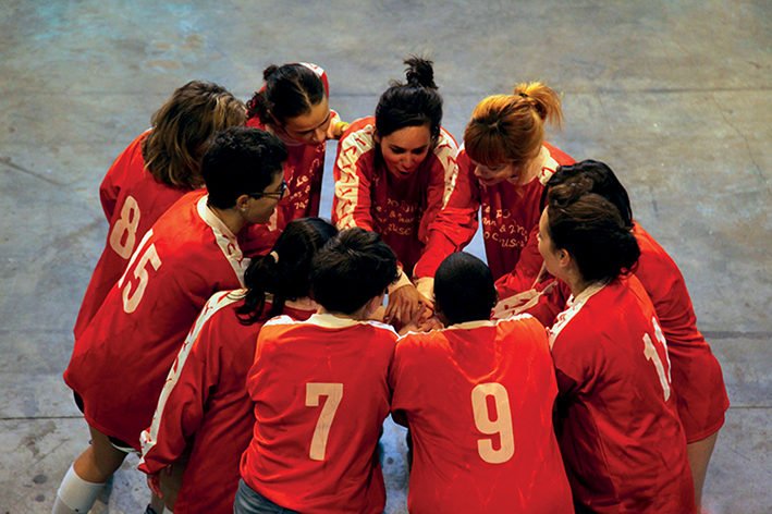 <a href="/RebChaillon/">Rébecca Chaillon</a> décoiffe le @NTDMontreuil avec son dernier spectacle « Où la chèvre est attachée, il faut qu’elle broute… » 

#theatre #foot #footfeminin #

bit.ly/2We3AHT