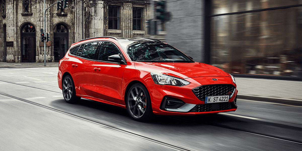 Predstavljamo novega Ford Focusa ST v karavanski različici! 😍 Mišičastega lepotca so zasnovali v Ford Performance oddelku 💪, naprodaj pa bo prav kmalu. Izvedite več o opcijah motorjev 👉 bit.ly/FordFocusSTKar…