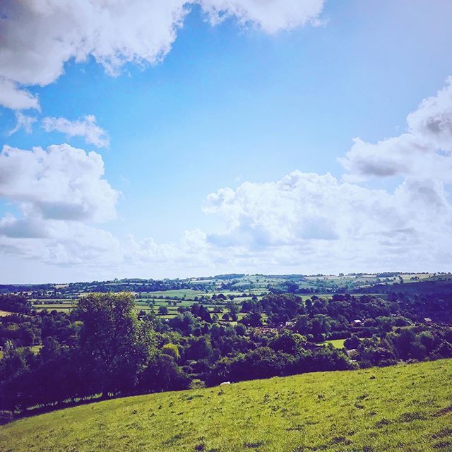charliebudd's tweet photo. Not a bad spot for a photography commission. All I can hear are church bells, birds, wind in the trees and the occasional clatter from builders down in the valley. Bliss.
#warwickshire #cotswolds #thecotswolds #brailes #upperbrailes #lowerbrailes #thisi⦠https://t.co/YTOJ8mLgLE https://t.co/kNhZRRs46u