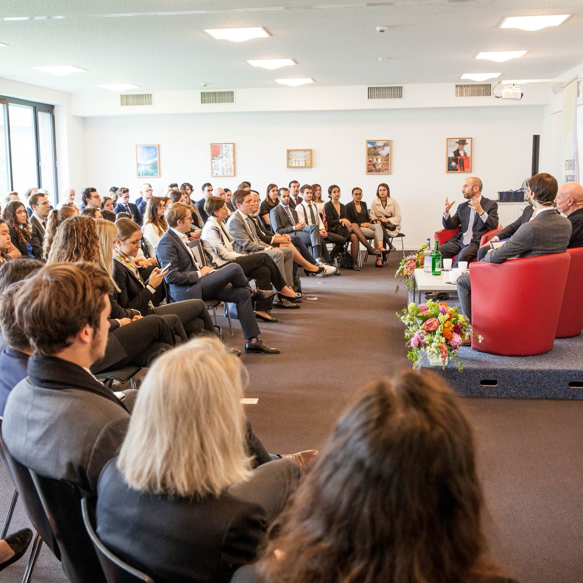 CoopleSchweiz's tweet photo. Throwback zum Networking Committee von letzter Woche an der Hotelfachschule in Glion. Auf der Bühne sprach unser COO, Anthony Vaslin, über die Zukunft der Arbeit und wie sie sich positiv auf die Hotellerie auswirkt. #wechangehowtheworldworks https://t.co/Qd7YsvUV4P
