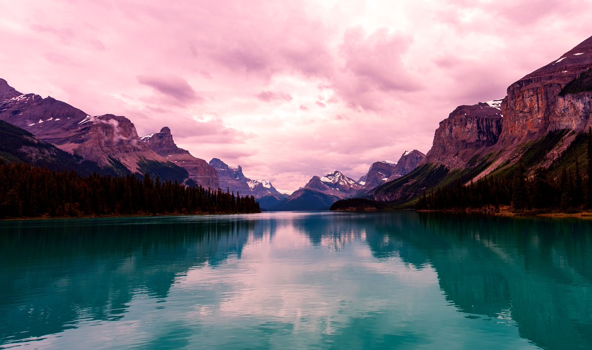 FreshTabPics's tweet photo. 🍁 Stunning reflections on Maligne Lake in Jasper National Park, Alberta. #FreshFact: This is the largest natural lake in the Canadian Rockies. ⛰️ // 📸 Credit: Tom Gainor 
#MountainReflections #Sunset #StunningSkies #ExploreAlberta #MaligneLake #JasperNationalPark https://t.co/vcrpK9gyqX