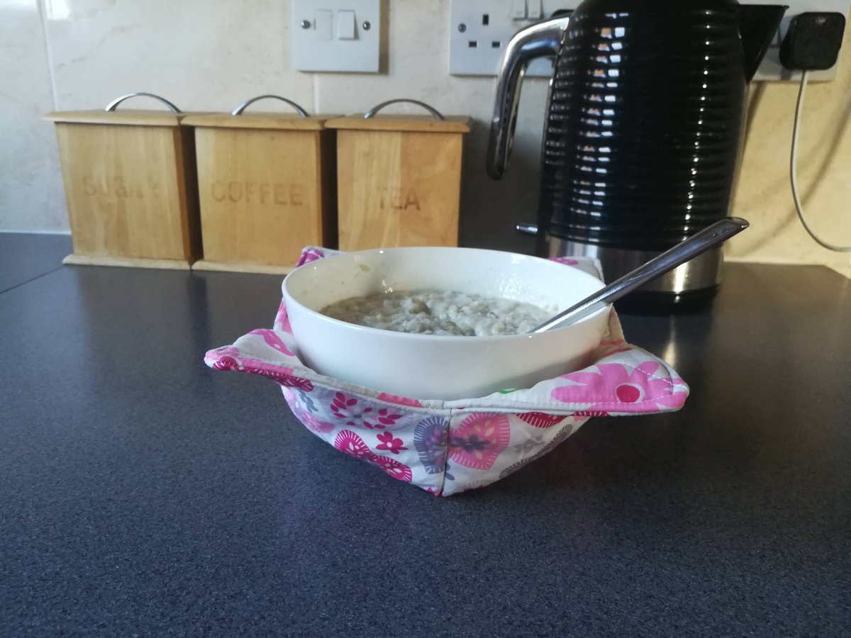claireyfairymks's tweet image. Should have been working on orders this week but got distracted and finally got round to making myself a bowl cosy.  No more burnt fingers on my porridge #somethingforme #easilydistracted #lovehandmade