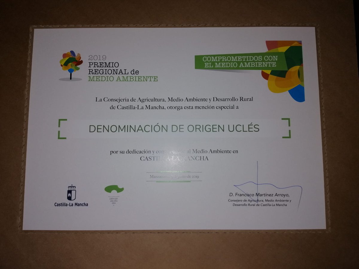 VinosdeUcles's tweet photo. Entrega de los Premios Regionales de Medio Ambiente otorgados @gobjccm. ♻️

🏆 La Denominación de Origen Uclés recibió una mención especial por su dedicación y colaboración al #MedioAmbiente de #CLM. 👏

¡Muchas gracias por el reconocimiento!
🍇 https://t.co/oppPfb7Oy0 🍷 https://t.co/VcNr2FHBCC