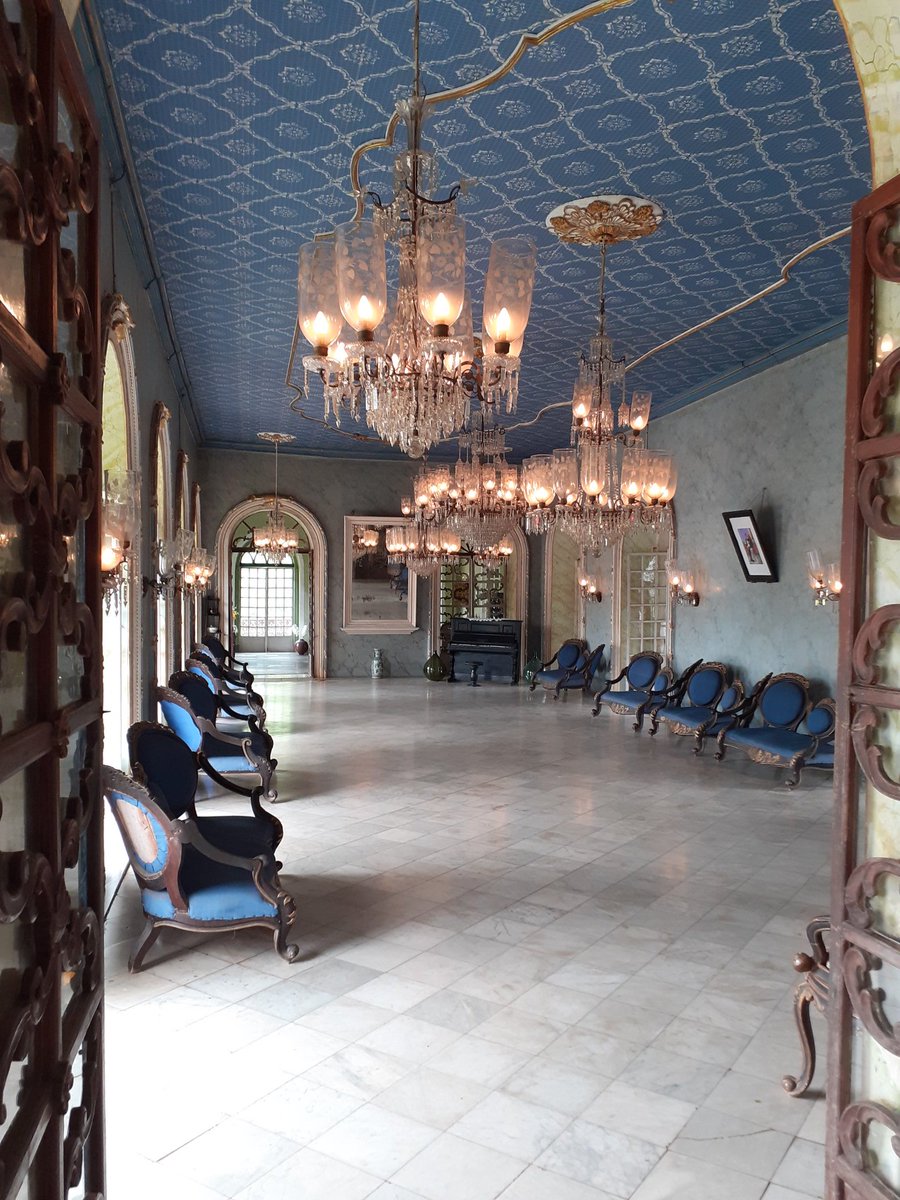 Braganza House, built in the 17th century and stretching along one whole side of Chandor’s village square, is the biggest Portuguese mansion of its kind in Goa

#chandor #goa #heritagesites #portuguesemansion #ballroom #southgoa #offbeatgoa