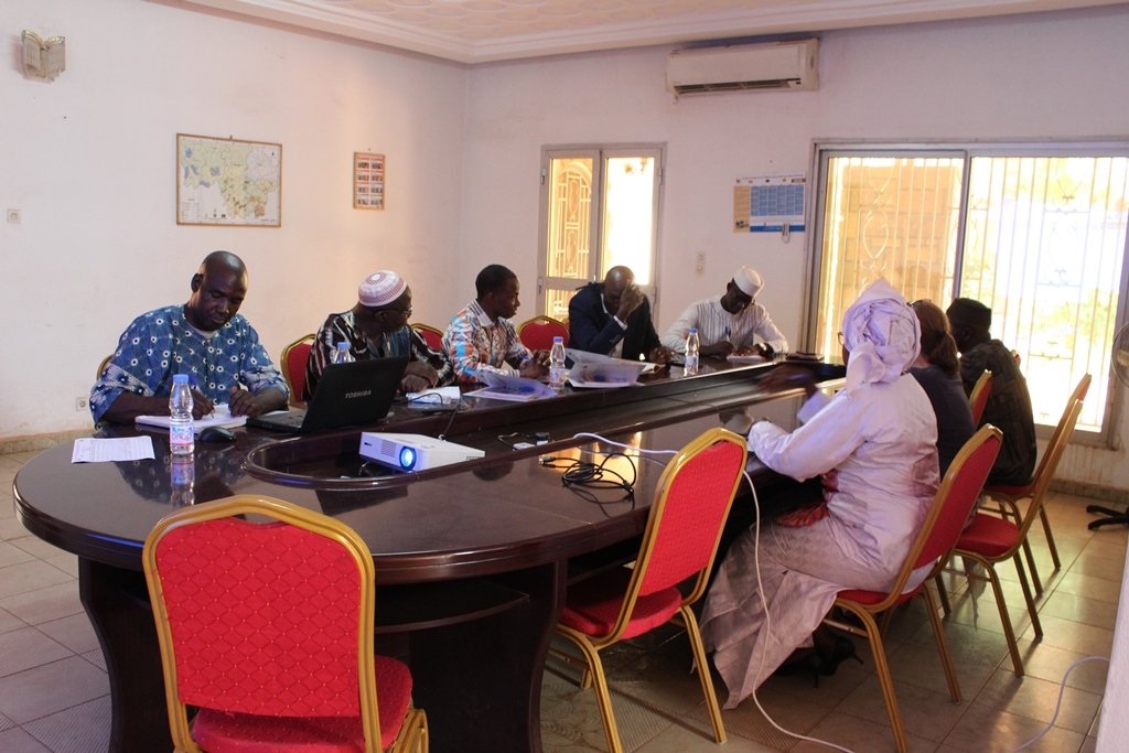 PAFAM3's tweet photo. Le @PAFAM3 et l'Interprofession de la Filière Anacarde du Mali (#IPROFAM) échangent sur le développement de la filière #anacarde au #Mali et sur la stratégie nationale de la filière. #UE @AECID_es #AfricaTrustFund https://t.co/pgtW7GPztI