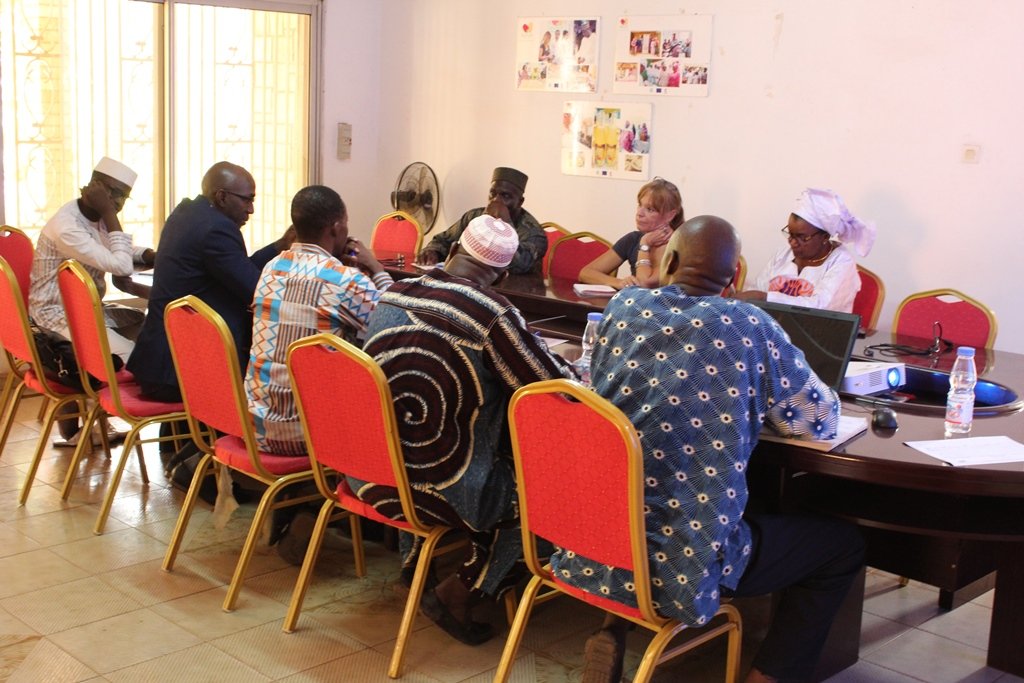 PAFAM3's tweet photo. Le @PAFAM3 et l'Interprofession de la Filière Anacarde du Mali (#IPROFAM) échangent sur le développement de la filière #anacarde au #Mali et sur la stratégie nationale de la filière. #UE @AECID_es #AfricaTrustFund https://t.co/pgtW7GPztI