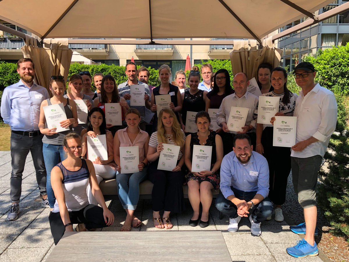 SearchmetricsDE's tweet photo. Unsere Teilnehmer der #DigitalExpertWeek freuen sich über die Orange & Green Belt Zertifizierung im Hotel Victor's! Von nun an sind sie Experten in unseren #SEO und #Content Tools! 💪🏆 https://t.co/KjSlivTjX3