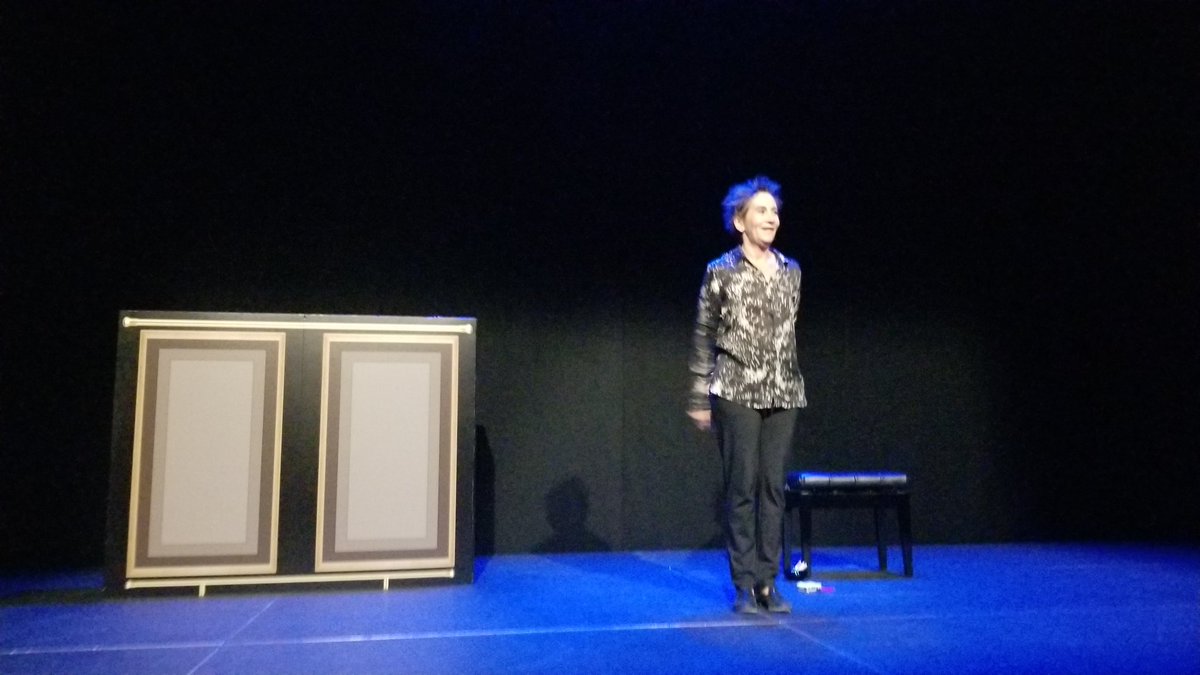 A_Giorgini's tweet photo. #Théâtre : Caroline Loeb a effectué sa première tournée en Asie, avec son spectacle "Françoise par #Sagan" : un public à #HongKong captivé par un monologue si émouvant, si pudique et si frais ! @carolineloeb1 @loeb_caroline @FSaganOfficiel https://t.co/kN887Koy0M