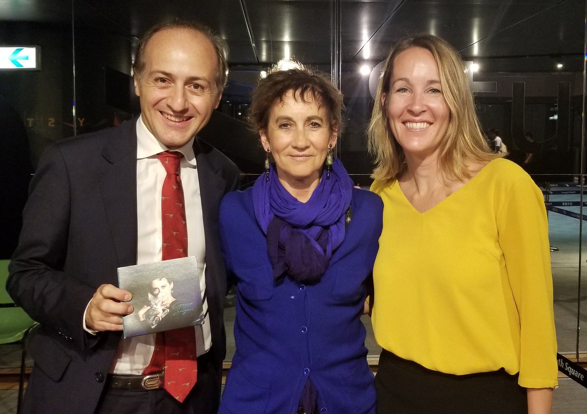 A_Giorgini's tweet photo. #Théâtre : Caroline Loeb a effectué sa première tournée en Asie, avec son spectacle "Françoise par #Sagan" : un public à #HongKong captivé par un monologue si émouvant, si pudique et si frais ! @carolineloeb1 @loeb_caroline @FSaganOfficiel https://t.co/kN887Koy0M