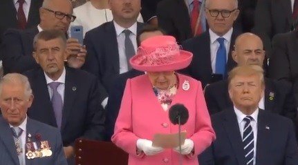 zuzbcn's tweet image. 🤔 l'ambaixador d'EEUU a Regne Unit graba amb mòbil 📲 durant el discurs de H.M. The Queen amb motiu #DDay75thAnniversary a #Portsmouth ahir
#isthisforreal ? #perdoneuperoalguhohaviadedir
