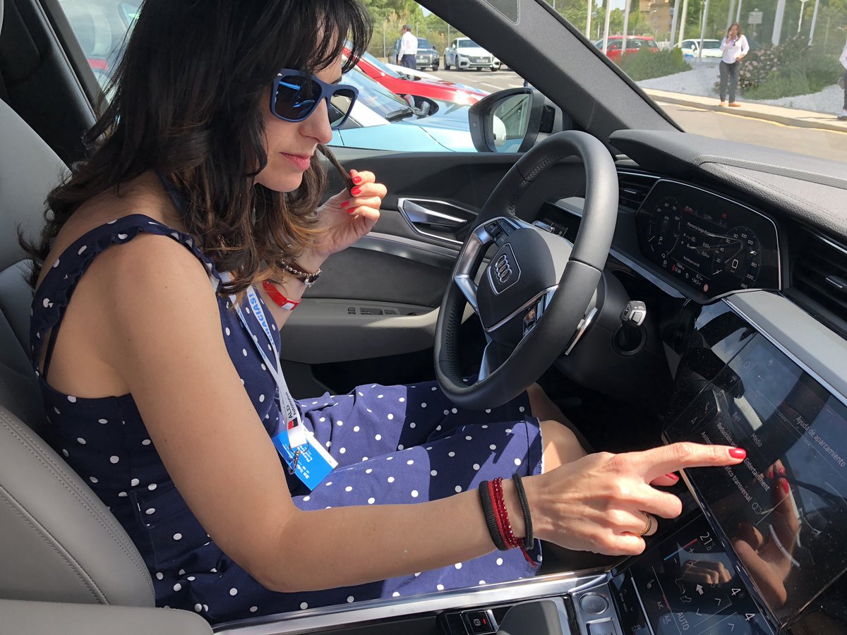 Mi compi <a href="/LuqueReyes/">Reyes Luque</a> prepara todos los mandos de nuestra nave espacial eléctrica <a href="/audispain/">Audi España</a> #etron para ganar el #aldecomotion2019 y si no, al tiempo...