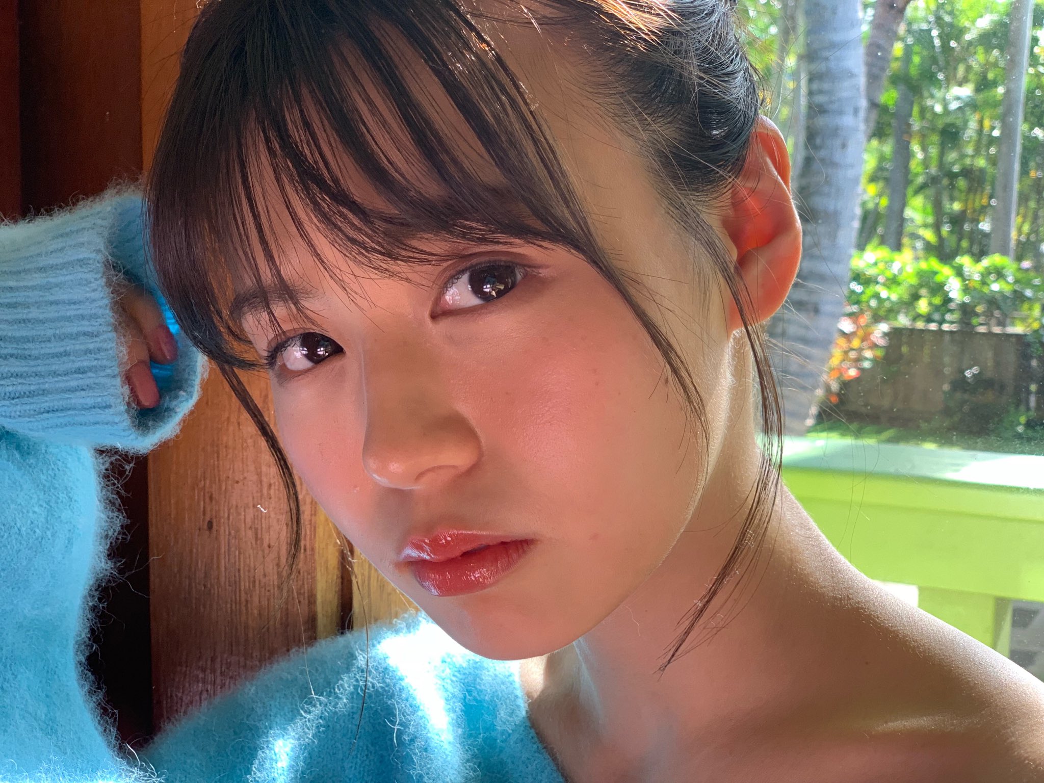 井口綾子　アイコラ 皆さんこんにちは✨ 井口綾子です😺 アイコン変えました〜🥰  これからは私もこのアカウントでどんどんツイートしていくので、よろしくお願いします💖  アイコンの写真でも着てるお気に入りの青ニット衣装の時のオフショットたちです ...