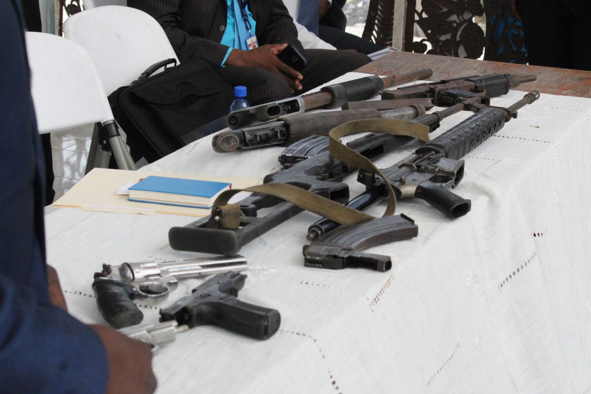 Lorsque vous confiez la responsabilité de désarmer des gens comme Ti Hougan à votre commission et qu’elle vous revient avec des armes datant de l’âge où le Major Edwin Florexil, chef du CNDDR, était bébé, il faut vous rendre à l’évidence que personne ne vous prend au sérieux.