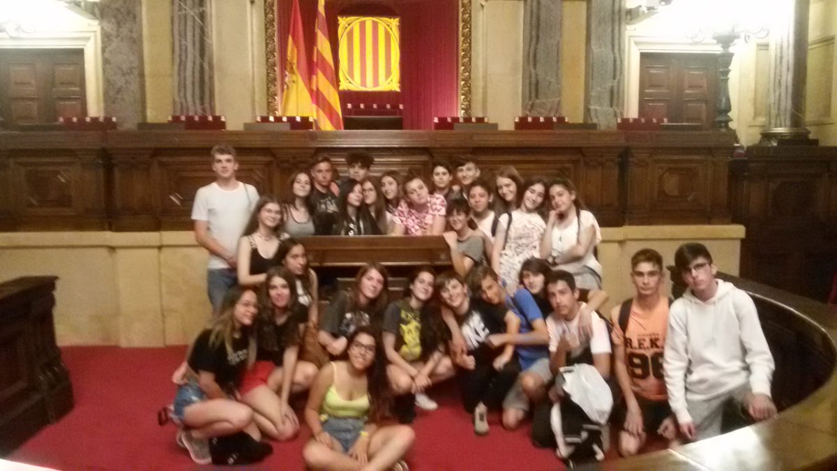 InsGali's tweet photo. Els de 3r avui han visitat el #Parlament . https://t.co/antu0K69tm