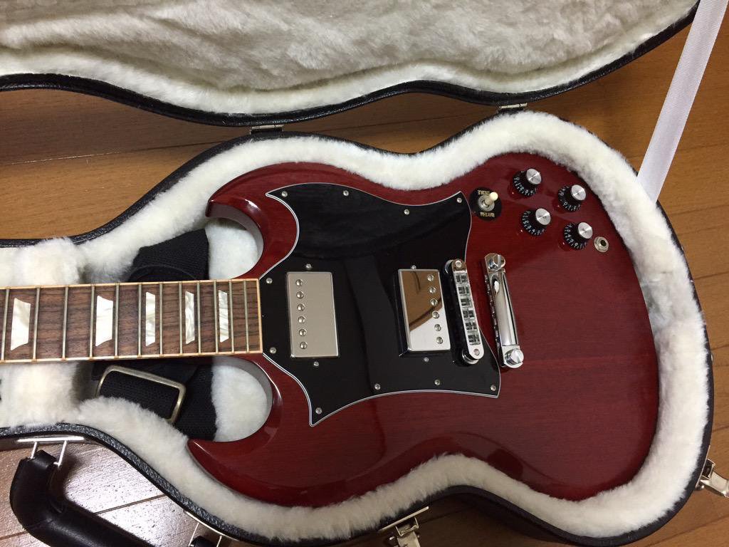 O Xrhsths ｧｫｨ Sto Twitter 間に合わなかったけど貼りたいので貼る 1枚目は昔angelbeats のユイに影響されてて買ったgibson Sg Standardちゃん 今年で7年目の付き合いになる正妻 2枚目は詳細不明アロハ柄セミアコちゃん メルカリで見つけてこんなん俺以外買う人