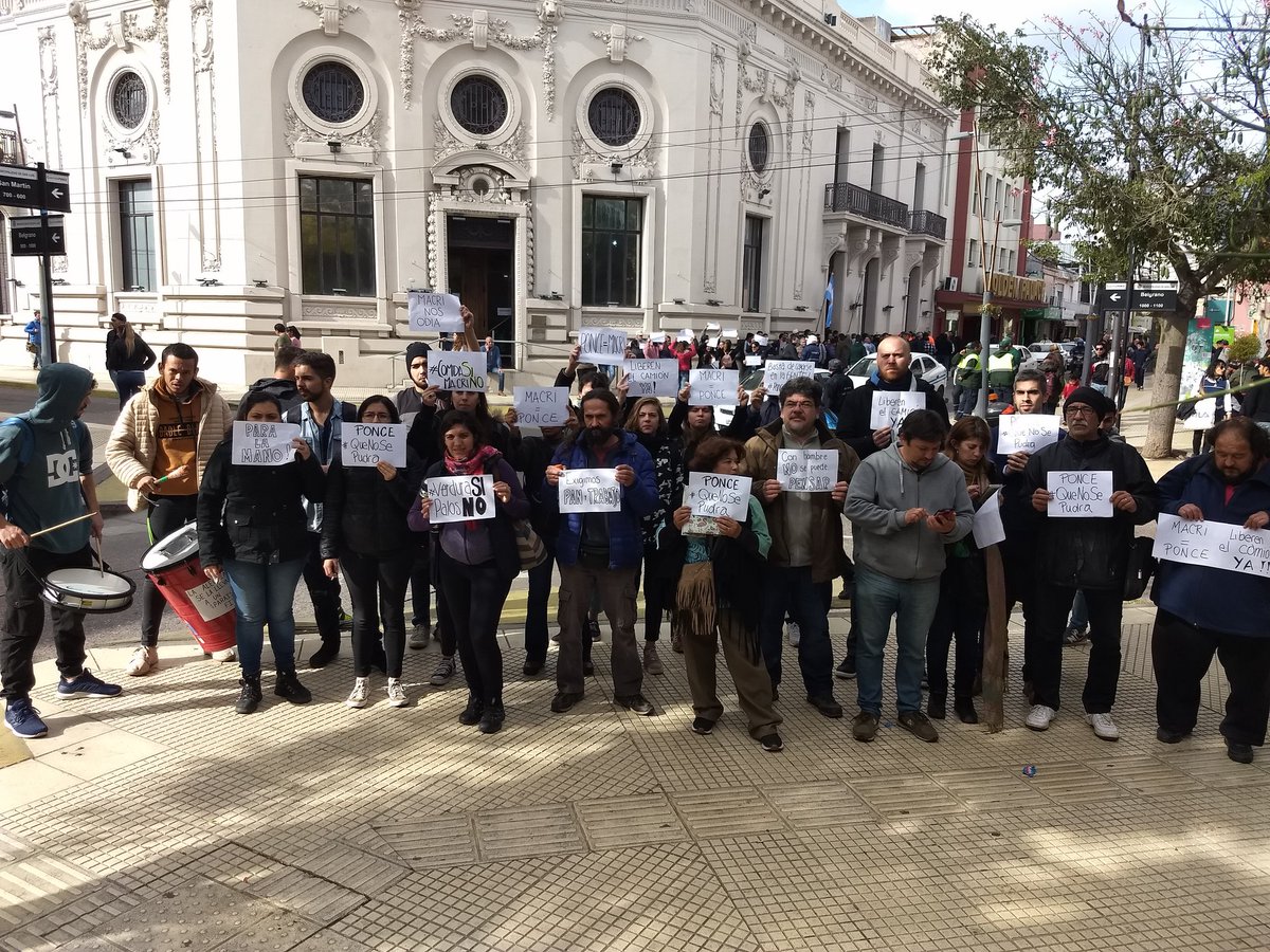 F_ProductivoSL's tweet photo. Nuestra protesta pacífica. Pidiendo al municipio que nos devuelva el camión 

#QueNoSePudra 
#ComidaSiPalosNo 

@C5N @VHMok @gargantapodero @cyngarciaradio @FrenteProd @CANPoCteAgraria @cnctargentina  @AguileraLucas77 @DanielMoreiraOK https://t.co/0iojRJ4RdP