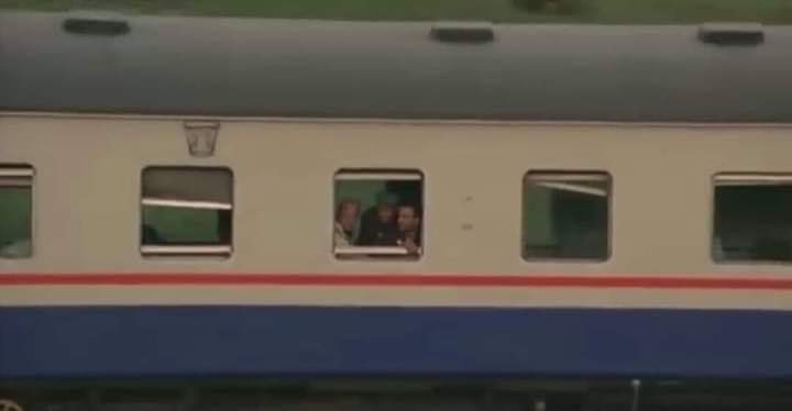 * لما اشوف اجهزة الصناعية لأول مرة *
 _ سبحان الله علي المناظر الطبيعية ..  بص يا عصام بص يا متر