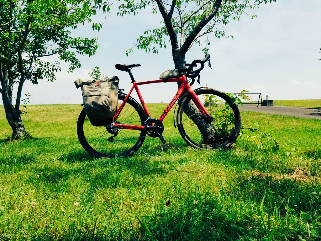travel_akikazoo's tweet photo. トンプソンのグラベルロードでキャンプツーリングに
コンポが105なのだけども、荷物を付けて坂道上るのは、DeoreかXTのようなコンポじゃないとキツイかも。
ロードメインならコレでも良いが、特徴を活かすならビッグスプロケットがほしい、、、
@Thompsonbikes
#thompsonbikes
#トンプソン https://t.co/AJmVIK3e1U