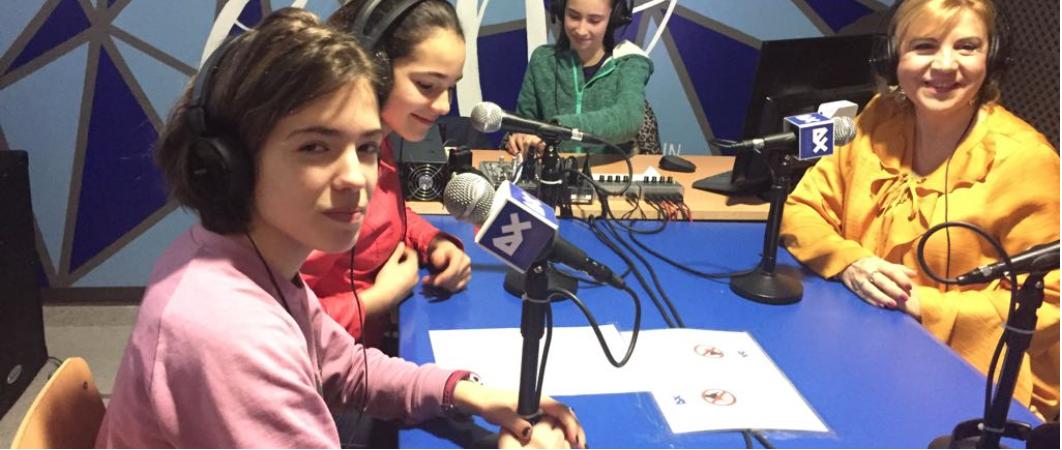 VoyageEyes's tweet photo. Gracias al equipo #MuryciaORM por invitarnos a vuestro programa. Una experiencia fantástica para contar nuestro proyecto, algo a lo que no estamos acostumbrados pues siempre entrevistamos nosotros desde #axradio @iaxmurcia https://t.co/YnbV6O9h3l
