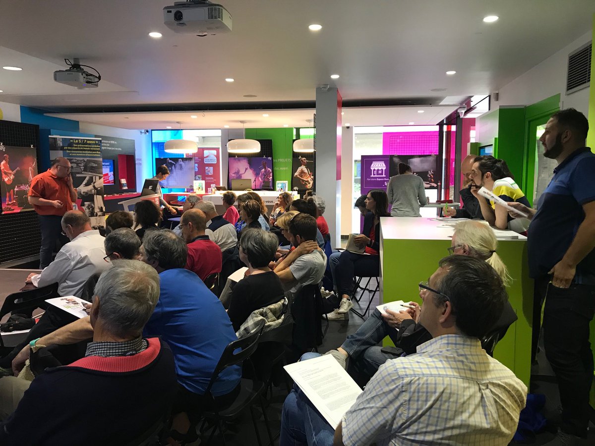 pulles_thebault's tweet photo. [Fan store Espace Renan] Belle affluence pour le 5/7 asso consacré au thème « Communiquer avec les médias » animé par notre journaliste professionnel Frédéric Torrent @CMMassifCentral ⁦@FanAuvergne⁩ ⁦@fredtorrent⁩ https://t.co/ulIeAuR2so