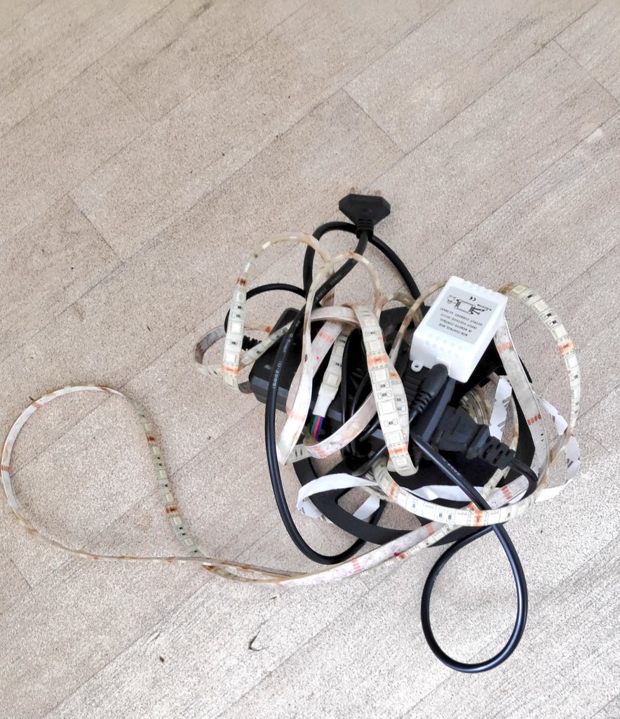 RebeuDesWabs's tweet photo. Après deux ans de bons et loyaux services, mes leds ont lâché, morte en plein tournage. La légende dit qu'elles ne supportaient plus mes tournages au long cours. Bref, la fin d'une ère lumineuse. Vous me manquez déjà les filles. 😢
#LedGames
#VideoRip https://t.co/bSn9qDq6EU