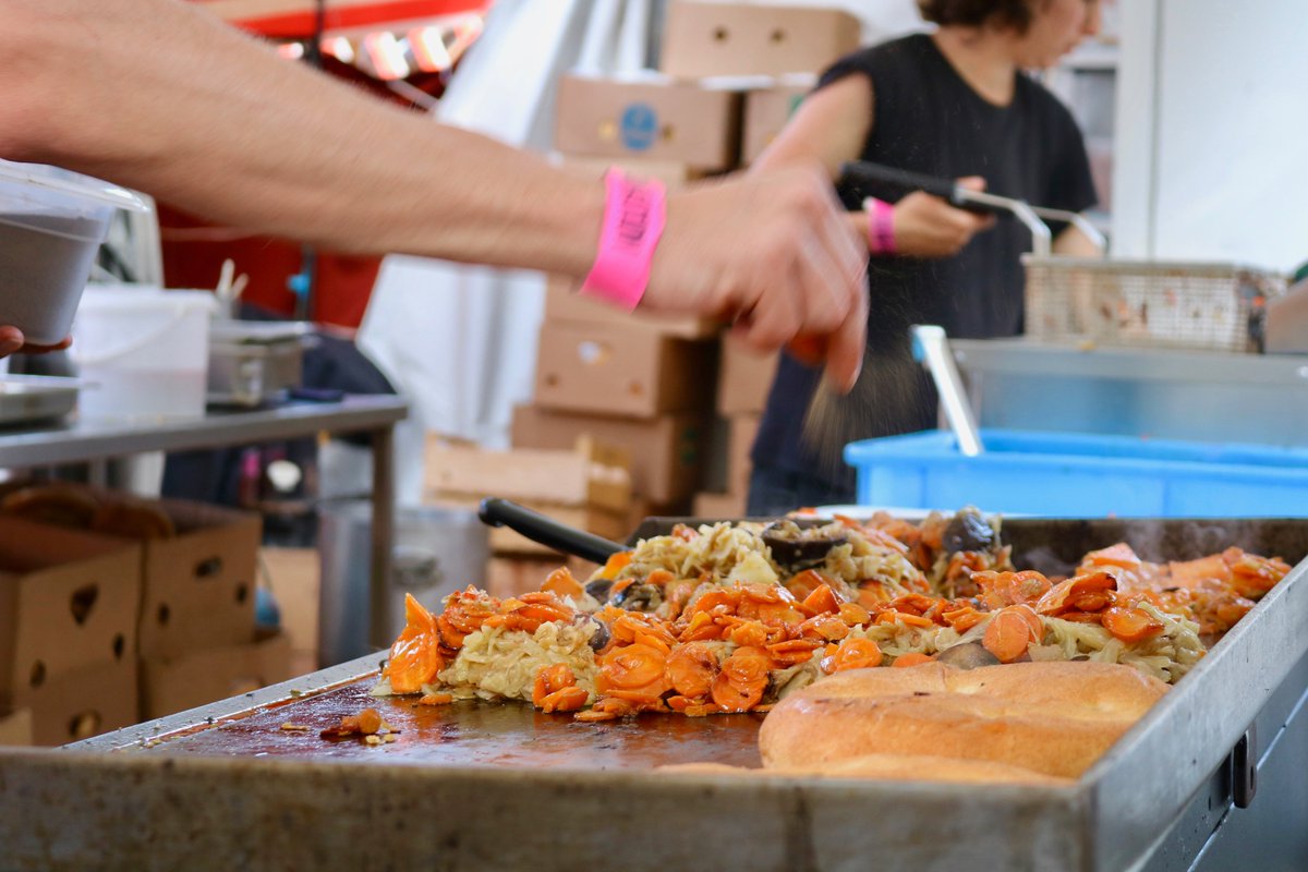 FreeganPony's tweet photo. Lors du festival @WeLoveGreen , le @FreeganPony a servi un peu moins de 1000 personnes ! Merci aux bénévoles qui ont été d'une aide précieuse, aux festivaliers qui sont venus jusqu'à notre stand et à la confiance de l'équipe du WLG ! ❤️ https://t.co/NyOLy3DXqs
