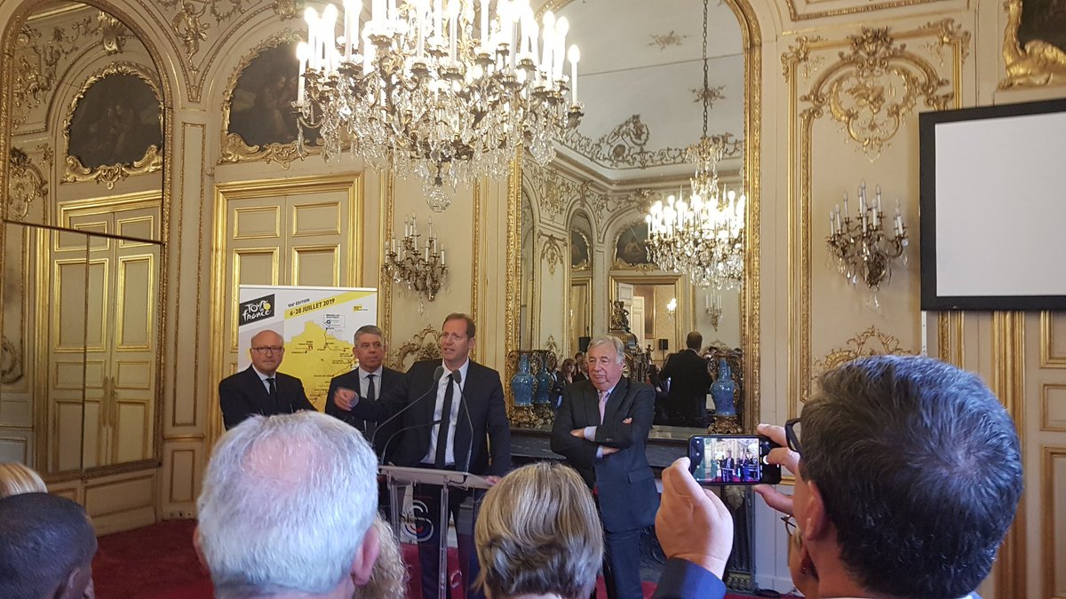 Christian Prudhomme au côté du Président Larcher recevant les représentants des villes étapes du Tour de France 2019.#valloire