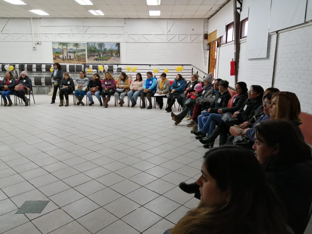 OlmueComunica's tweet photo. 80 mujeres participan en el #ProgramaJefasDeHogar de la Ilustre Municipalidad de #Olmué en convenio con @sernameg_valpo durante un año participan en 14 módulos. Alcaldesa @macasante les dio la bienvenida a esta instancia de crecimiento personal y laboral #ChileLoHacemosTodos https://t.co/q7Y1WmYNeo