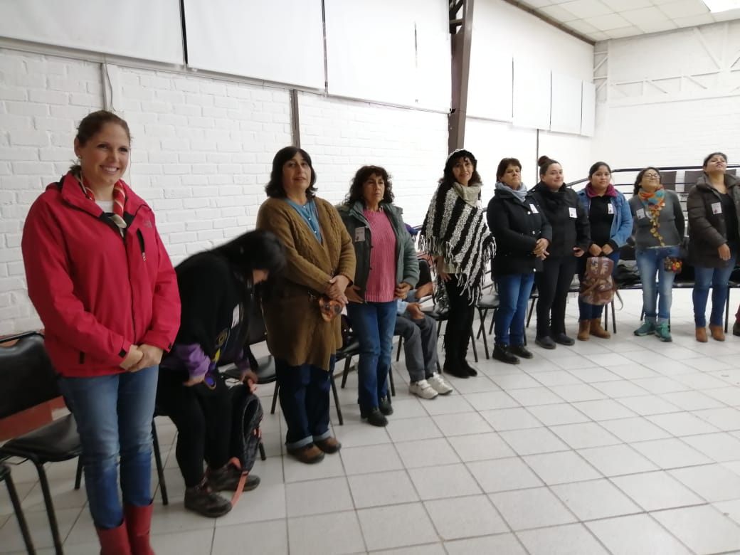 OlmueComunica's tweet photo. 80 mujeres participan en el #ProgramaJefasDeHogar de la Ilustre Municipalidad de #Olmué en convenio con @sernameg_valpo durante un año participan en 14 módulos. Alcaldesa @macasante les dio la bienvenida a esta instancia de crecimiento personal y laboral #ChileLoHacemosTodos https://t.co/q7Y1WmYNeo