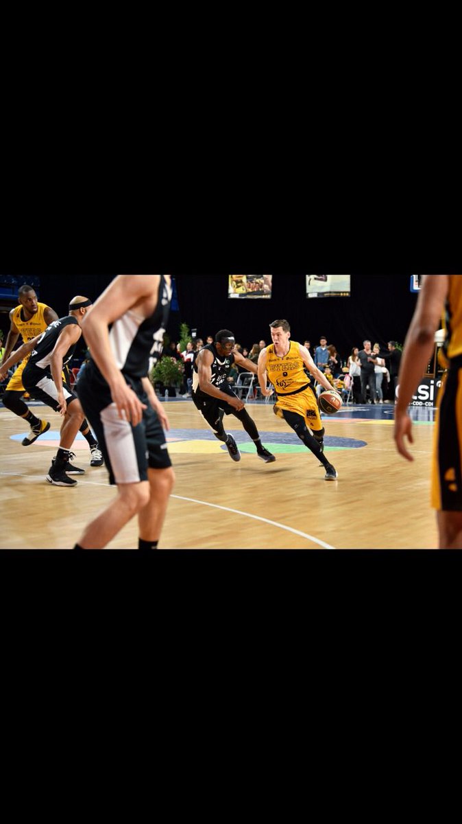 FosProvenceBB's tweet photo. #Retro2018/2019
On commence notre série par notre meneur historique « @EdouardChoquet ». 
Cette saison « doudou » a fini meilleure passeur de l’équipe avec une moyenne de 5,1 passes/match ce qui le place 12ème du classement général pour un total de 173 passes dé.
#letsgobyers https://t.co/0IGwOrO6V7
