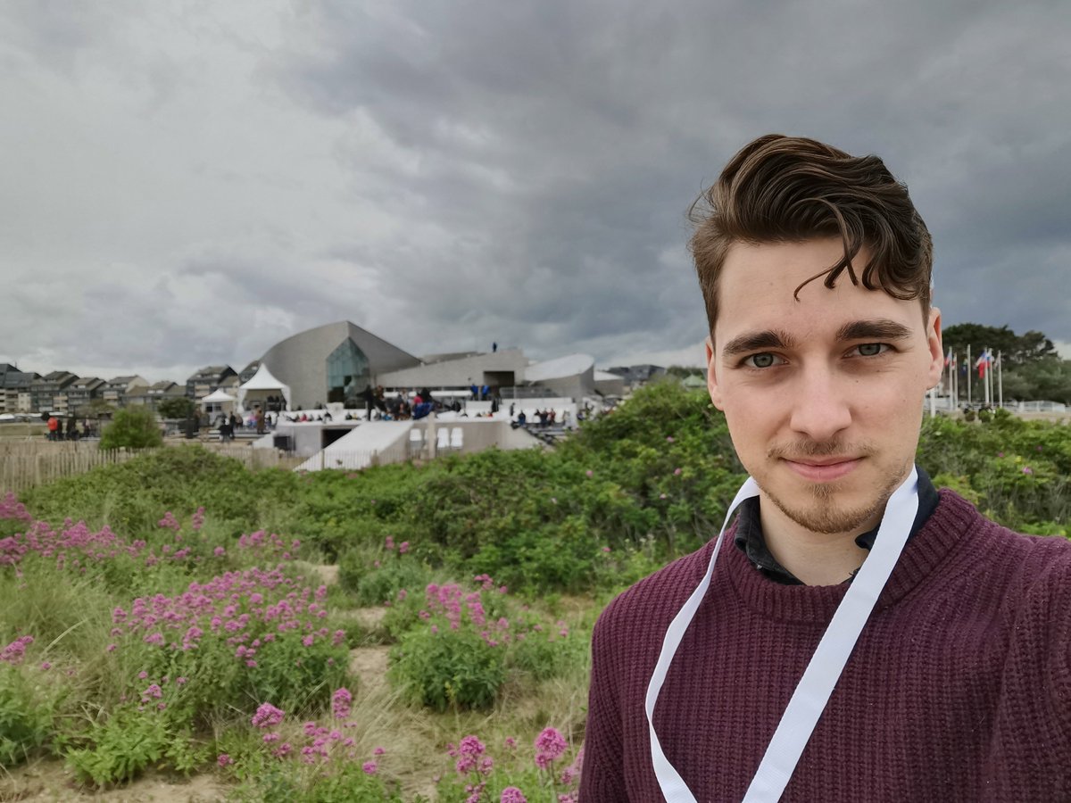 Aujourd'hui, en Normandie, <a href="/guillaumesdn/">Guillaume Sdn</a> participe avec fierté en tant qu'acteur dans les cérémonies commémoratives du Jour J, diffusées en direct sur les ondes de <a href="/RadioCanadaInfo/">Radio-Canada Info</a> et de la <a href="/CBC/">CBC</a>, dans les scénarios bilingues de Robert Marinier et Luc Thériault.