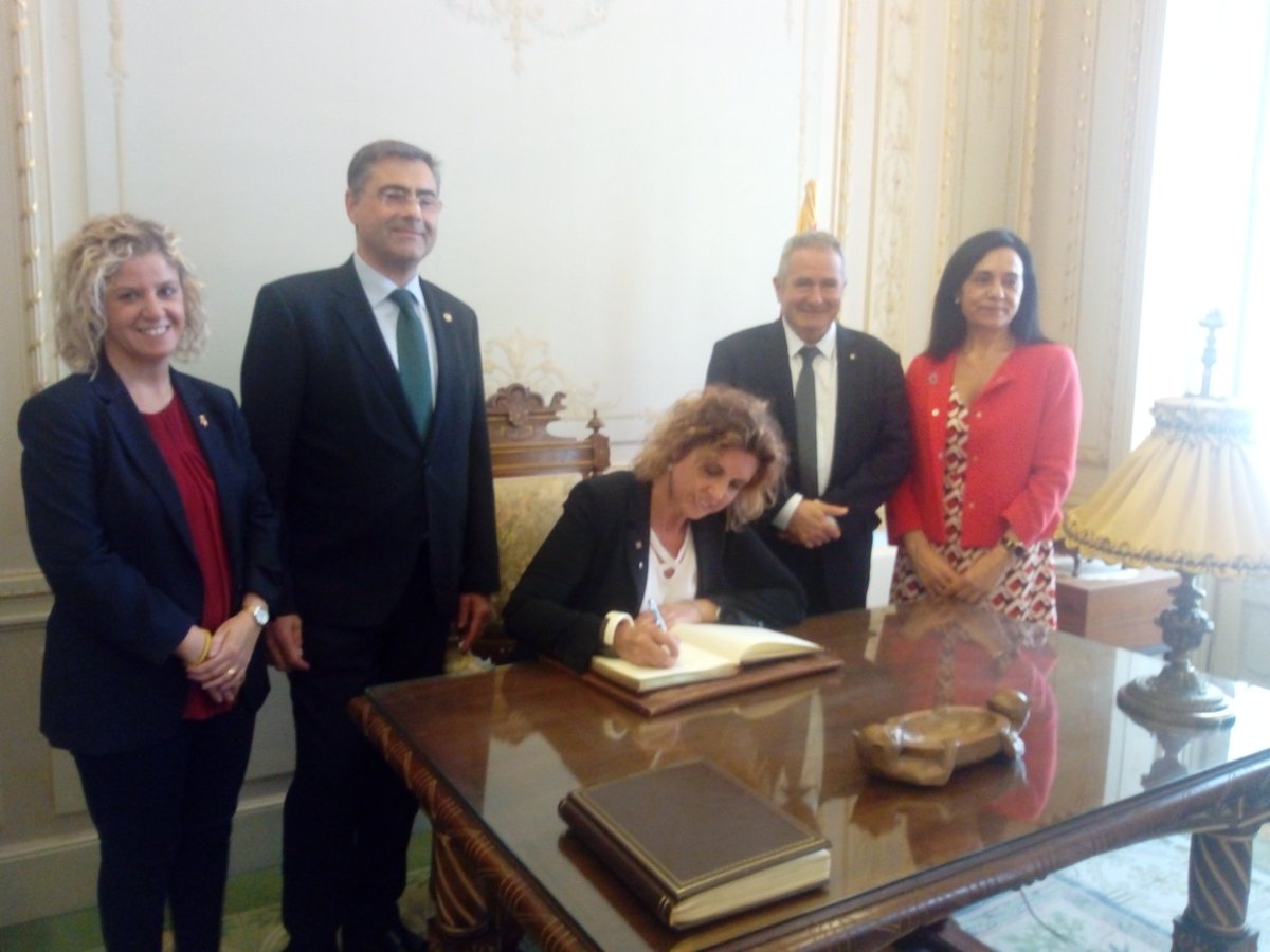 Delegació del Govern a les Terres de l'Ebre (@govterresebre) on Twitter photo #Aramateix a la <a href="/cambratortosa/">Cambra Tortosa</a> amb la #secretària <a href="/empresacat/">Empresa</a> en la constitució del plenari cameral de #Tortosa <a href="/xapallares/">Xavier Pallarés</a> <a href="/meritxellroige/">Meritxell Roigé</a> <a href="/merce_miralles/">Mercè Miralles</a> #Aramateix a la <a href="/cambratortosa/">Cambra Tortosa</a> amb la #secretària <a href="/empresacat/">Empresa</a> en la constitució del plenari cameral de #Tortosa <a href="/xapallares/">Xavier Pallarés</a> <a href="/meritxellroige/">Meritxell Roigé</a> <a href="/merce_miralles/">Mercè Miralles</a>