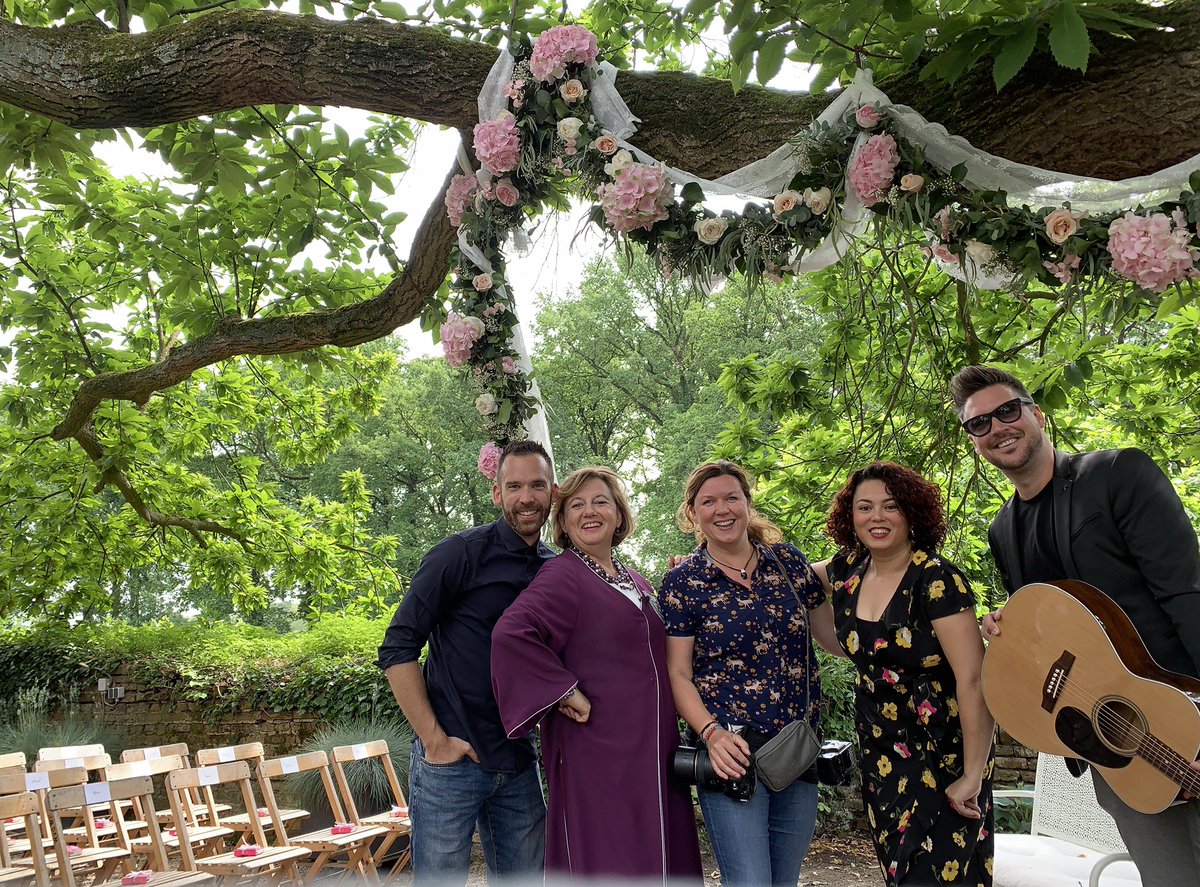 DE BLOEMENTJES BUITEN ZETTEN met deze leukerds, is garantie voor een fantastische trouwdag! #dreamteam  met <a href="/TrouwliedjesNL/">Trouwliedjes.nl</a> <a href="/odizafotografie/">Marscha van Druuten</a> &amp; <a href="/VideoDynamicsNL/">VideoDynamics</a> bij <a href="/SlotDoddendael/">Slot Doddendael</a> #bijzonderhuwelijk #buitentrouwen