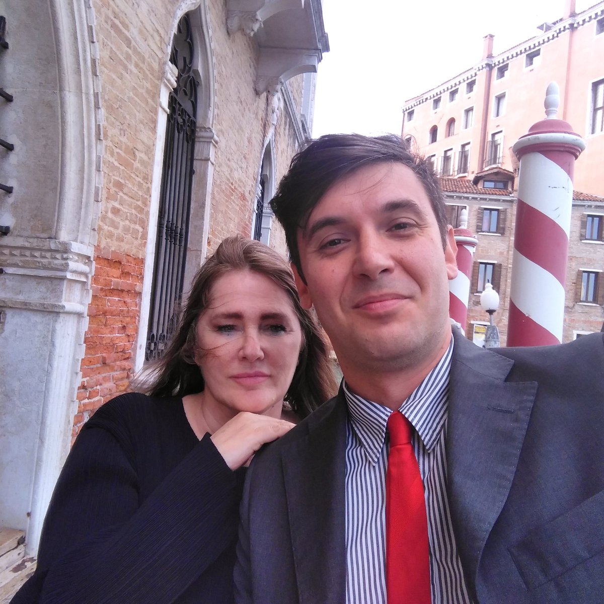 Capelli scompigliati dalla brezza del Canal Grande post intervista con <a href="/IlzeScamparini/">Ilze Scamparini</a> di <a href="/TVGloboInter/">Globo Internacional</a> sul rapporto tra Venezia e il turismo