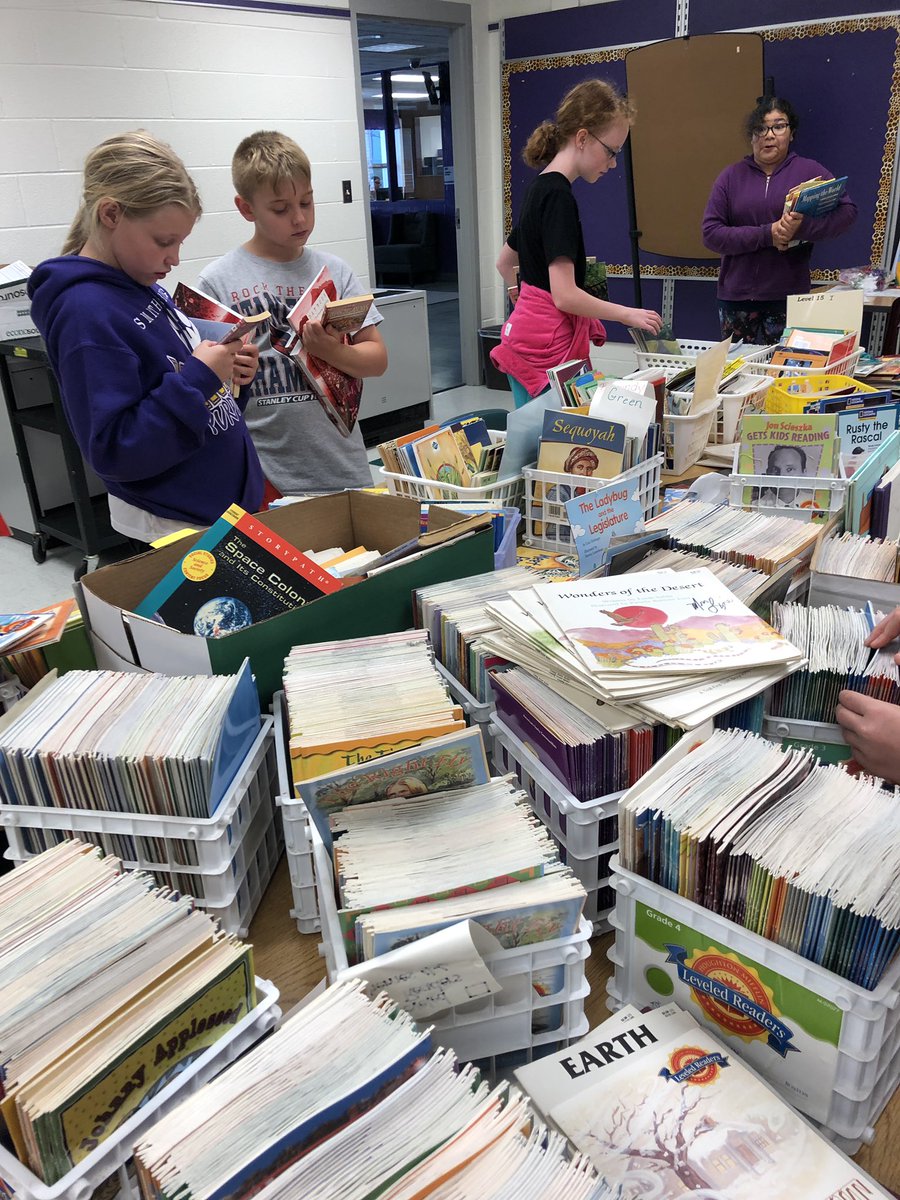 hochjoa's tweet photo. Ss at @SmithsburgElem shopping for books! I could feel the excitement. We’re making room for new books and students benefit from the old ones. @tamsyn78 @wcpsHersh https://t.co/Mwfhm1f37F