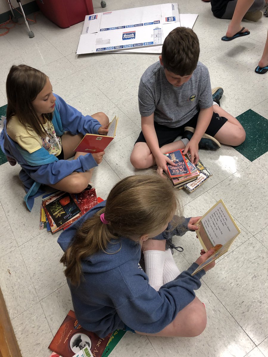 hochjoa's tweet photo. Ss at @SmithsburgElem shopping for books! I could feel the excitement. We’re making room for new books and students benefit from the old ones. @tamsyn78 @wcpsHersh https://t.co/Mwfhm1f37F