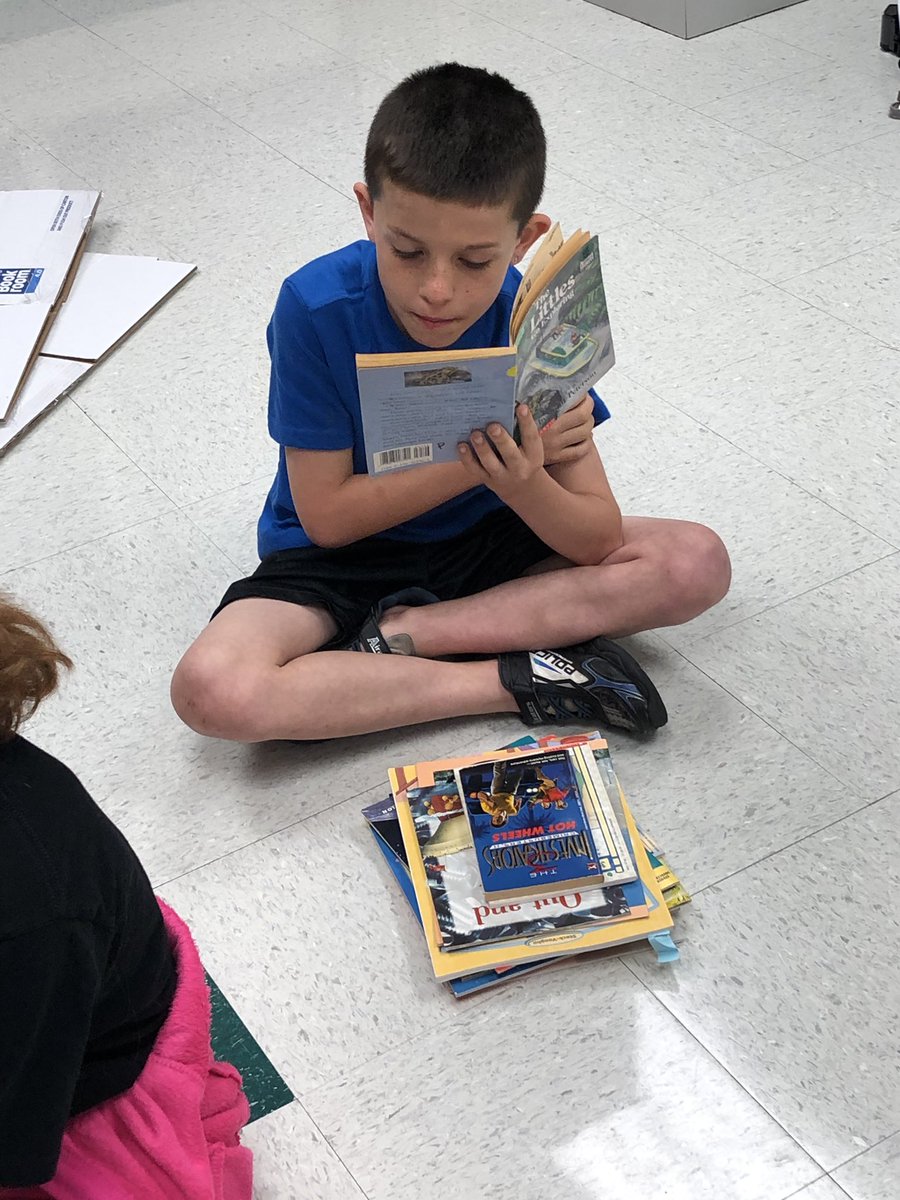 hochjoa's tweet photo. Ss at @SmithsburgElem shopping for books! I could feel the excitement. We’re making room for new books and students benefit from the old ones. @tamsyn78 @wcpsHersh https://t.co/Mwfhm1f37F