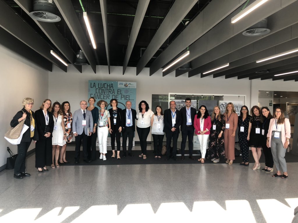 aedv_es's tweet photo. #AEDV2019 | #AEDVSomosTodos 

📸 Foto de familia #Euromelanoma2019 #LaBellezaEstáEnLaSombra https://t.co/gkE9BnpYEu