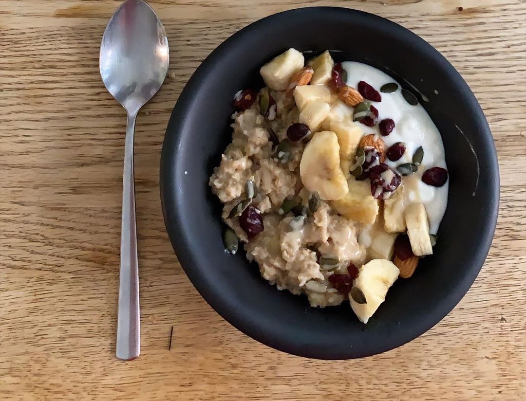 psychopatica7's tweet photo. soy milk, yogurt, oats, dried fruit and bananas... i loved my breakfast and i was proud of the final result. thank you for making me realize that healthy food is important!😋💓 @LauraPrepon #GetYourPrepOn #PrepOn #stashplan https://t.co/0MfQqkn30z