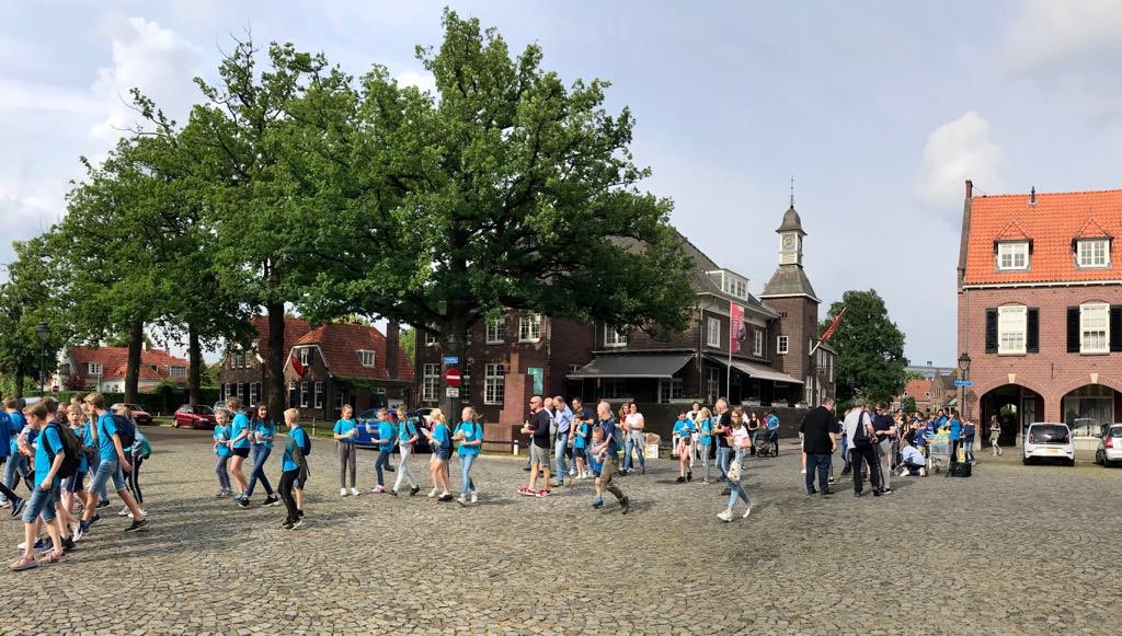 De route loopt dwars door de wijk vandaag. Aan alle deelnemers veel succes gewenst en geniet van de omgeving! #avondvierdaagse #tuindorplansink #hengelo
