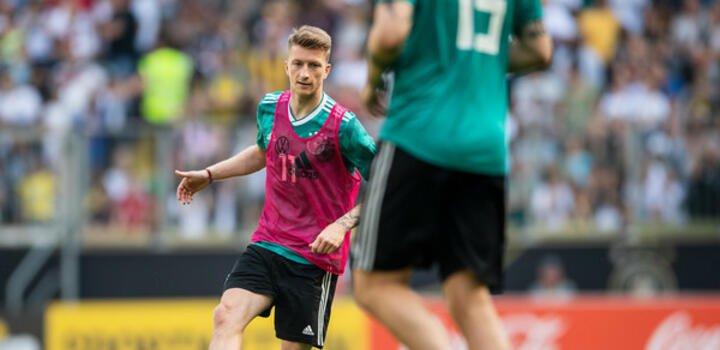 westline_de's tweet photo. BVB-Kapitän Marco Reus ist auch beim DFB voller Tatendrang. Beim internen Testspiel im Rahmen des öffentlichen Trainings in Aachen traf er gleich zweimal für sein Team. Was er anschließend zu sagen hatte, haben wir hier zusammengefasst ...
https://t.co/zin8bExkx3 #Reus #DFBTeam https://t.co/Z6cvesaady