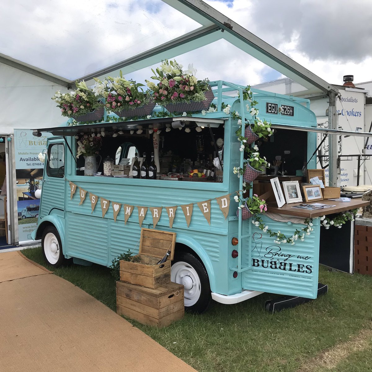 bringmebubbles's tweet photo. A busy day here at @RoyalCornwall come and find us outside the wedding marquee. #mobilebar #bringmebubbles #vintagevan https://t.co/gtjxwqHsCF