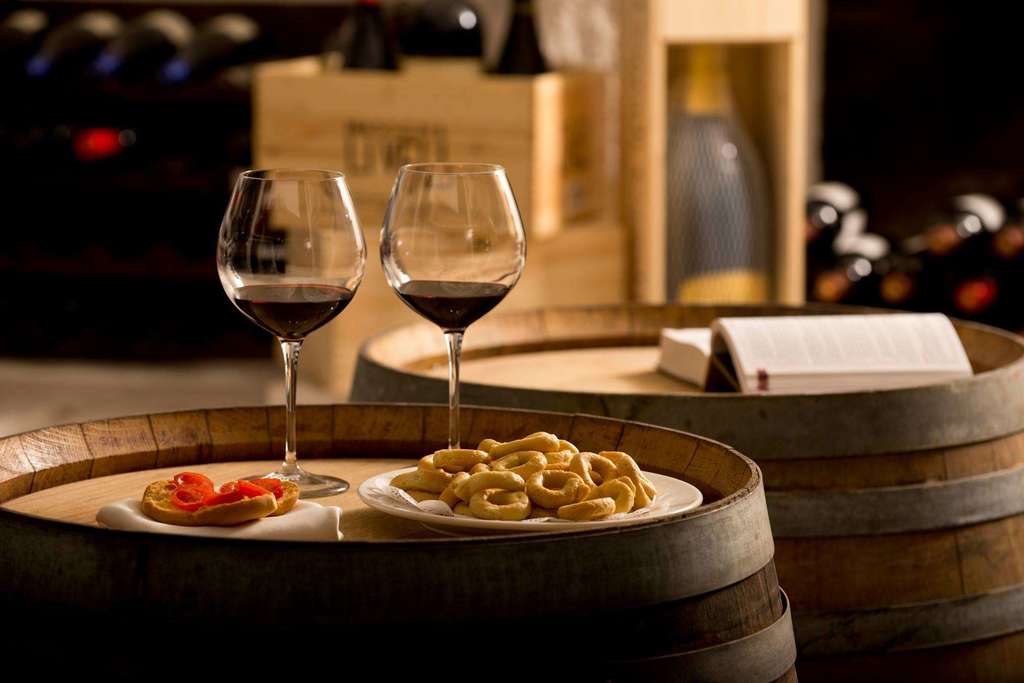 LongTravel's tweet photo. Are you a foodie who loves to try new cuisines to tantalise your taste buds? If so, one of our Food and Drink holidays is the perfect choice for you. 
Discover more from Long Travel today.
https://t.co/LZKWWhKr1m https://t.co/C1CPL6X5ZF