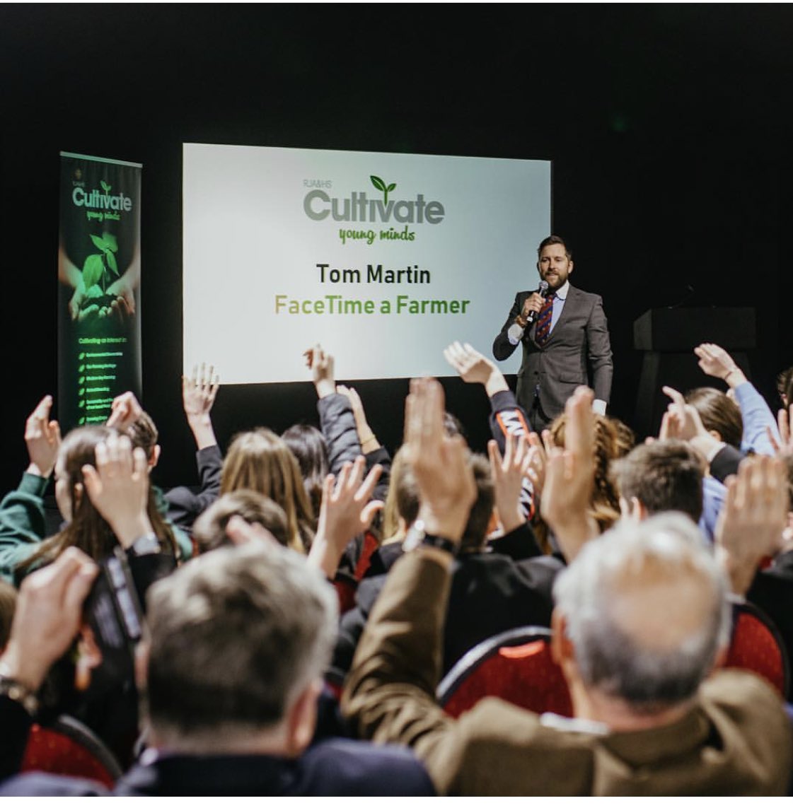 Farmer_Tom_UK's tweet image. Hi @pstt_whyhow! I’ll be in Edinburgh at #PSEC2019 for one day only today at booth D24 with @NFUEducation talking about #FaceTimeaFarmer. Stop by and say hello! 👋🏼 🚜 📲 👩‍🏫 
.
FaceTimeaFarmer.com
