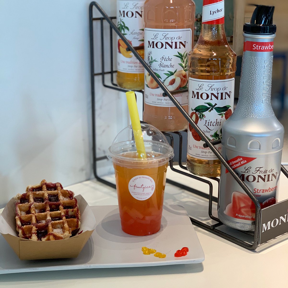 FruityIceOff's tweet photo. Bubble Tea ou gaufre ? Pourquoi pas les deux.🌞🍴🥤
@MONINFlavours #bubbletea #waffles #gaufre https://t.co/MMDmng0yew