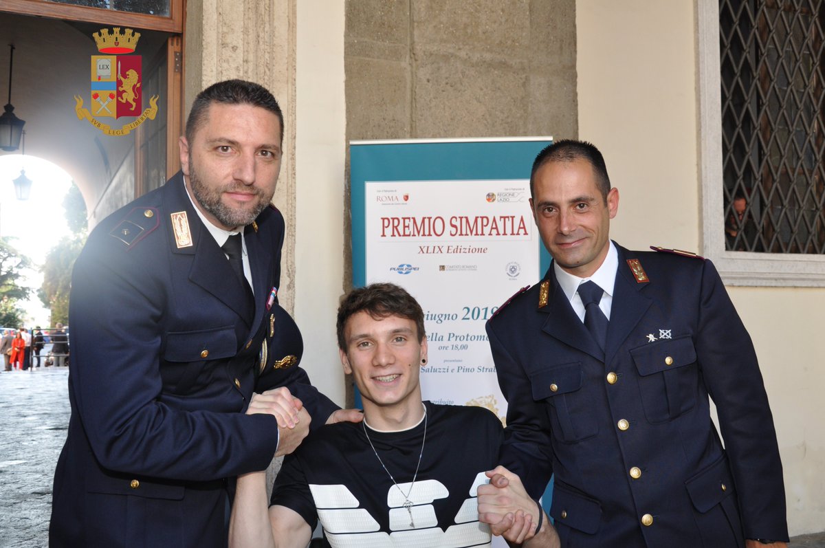 QuesturaDiRoma's tweet photo. #Roma. Si è tenuta ieri presso la Sala #Protomoteca del #Campidoglio, la 49^ edizione del “Premio Simpatia” all’insegna degli eroi moderni, con l’assegnazione della preziosa rosa di “Assen Peikov”.
#questuraroma #essercisempre
https://t.co/Z4weP0k3CF https://t.co/oQbwE7LsJN