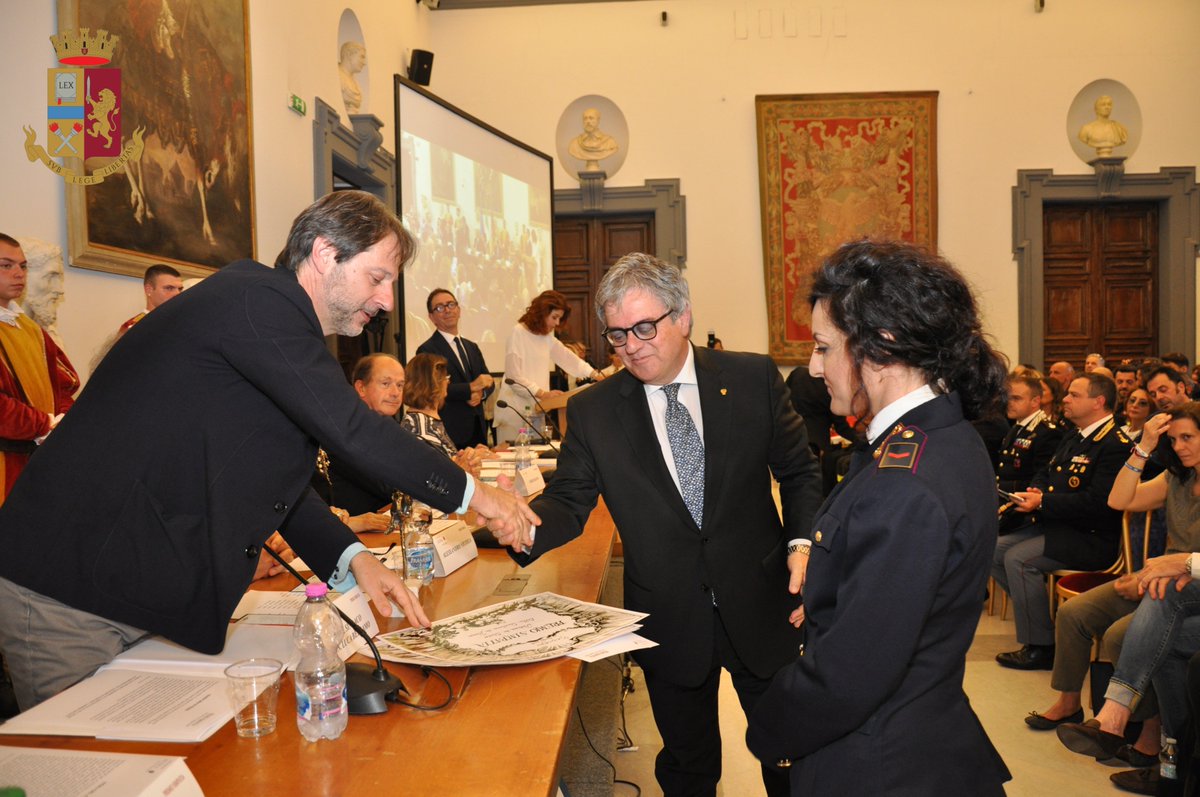 QuesturaDiRoma's tweet photo. #Roma. Si è tenuta ieri presso la Sala #Protomoteca del #Campidoglio, la 49^ edizione del “Premio Simpatia” all’insegna degli eroi moderni, con l’assegnazione della preziosa rosa di “Assen Peikov”.
#questuraroma #essercisempre
https://t.co/Z4weP0k3CF https://t.co/oQbwE7LsJN